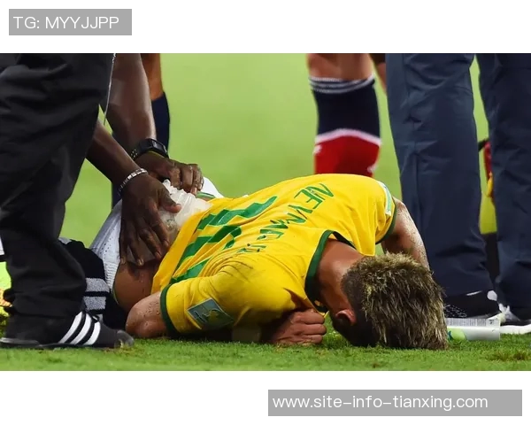 内马尔遭遇无接触拉伤痛苦倒地队医紧急救治后顽强回归赛场 内马尔遭遇无接触拉伤痛苦倒地队医紧急救治后顽强回归赛场